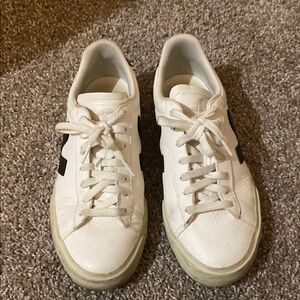 Womens black and white vejas